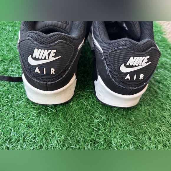 Nike Air Max 90
Black White (Women's) Size 8.5 - Picture 7 of 7